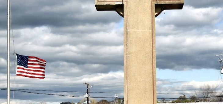 Lee and Governor Hogan support the Peace Cross