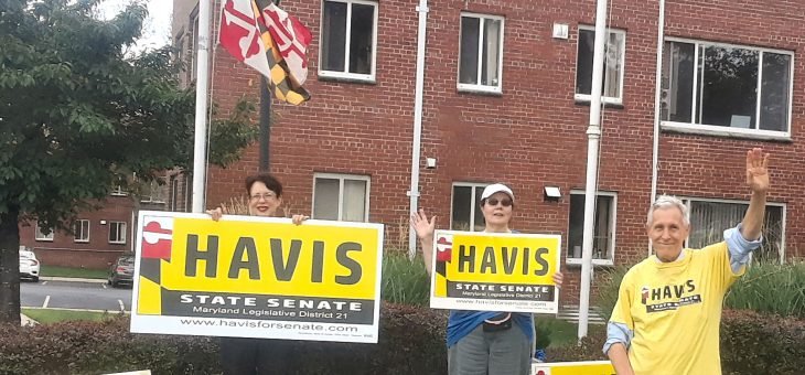 University of Maryland – football game sign waving